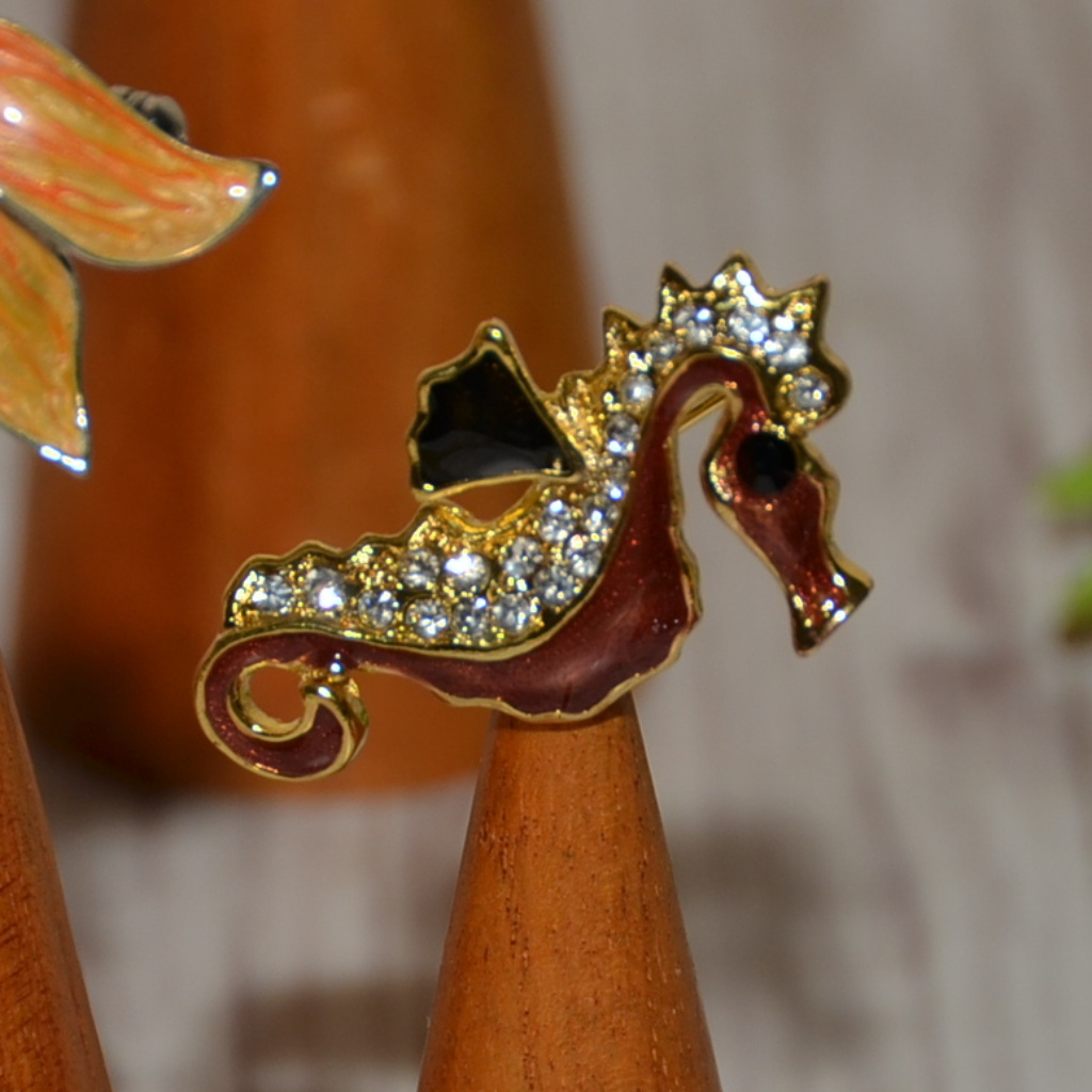 Unused Enamel Rhinestone Seahorse Brooch Pin Retired Qvc 20$